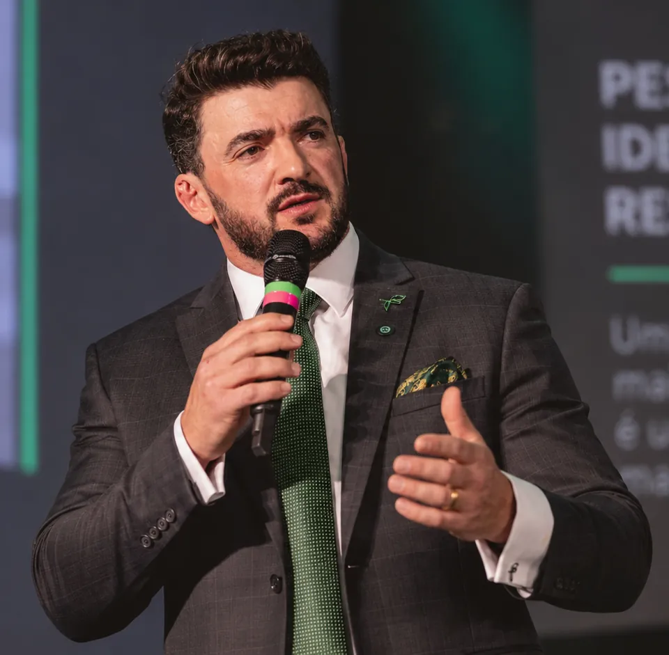Cláudio Farenzena, advogado especialista em Direito Ambiental, falando ao microfone em um evento